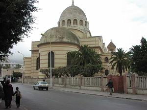 ORAN A L ARRIERE DE LA CATHEDRALE